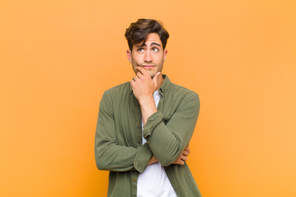 疑問を浮かべる男性