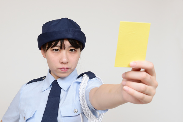 イエローカードを出す婦警